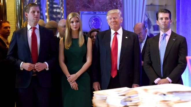 Президент США Дональд Трамп вместе со своими детьми Эриком (слева) Иванкой и Дональдом-младшим
