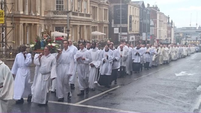 парад священников в белом
