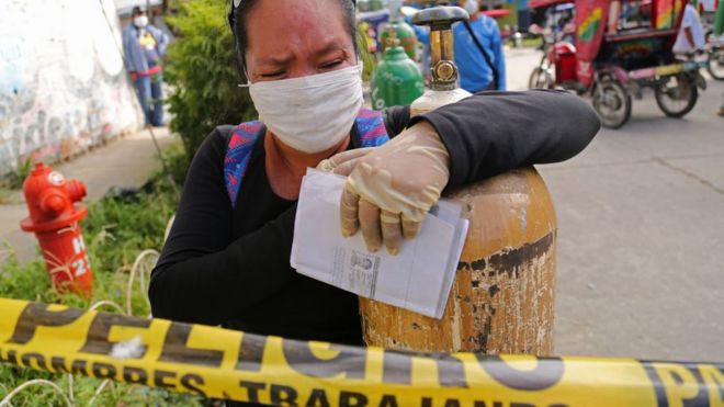 Mujer con oxígeno en Iquitos, Perú