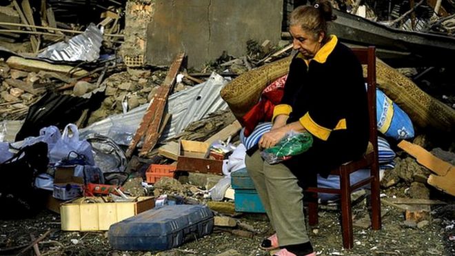 Жительница Гянджи Василе Мамедова на руинах своего дома, пострадавшего от ракетного удара Армении