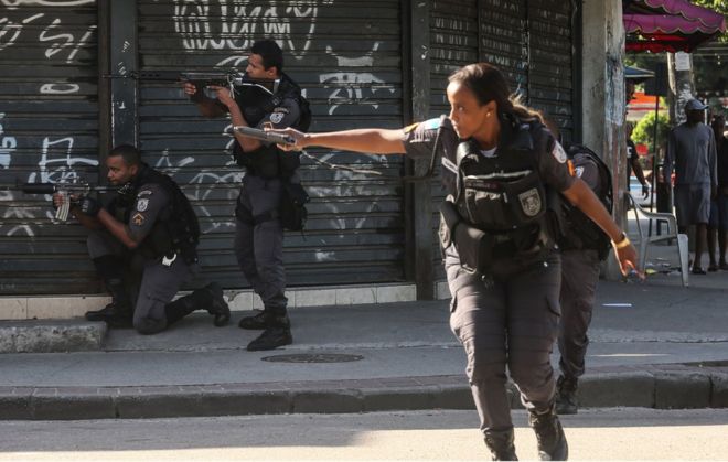 Сотрудники военной полиции (ПМ) проводят патрулирование в фавел-сообществе Cidade de Deus «Город Бога» во время продолжающейся полицейской операции 20 ноября 2016 года