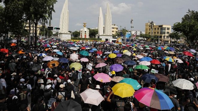 Протестующие, выступающие за демократию, возле Монумента демократии в Бангкоке, Таиланд, 16 августа 2020 г.