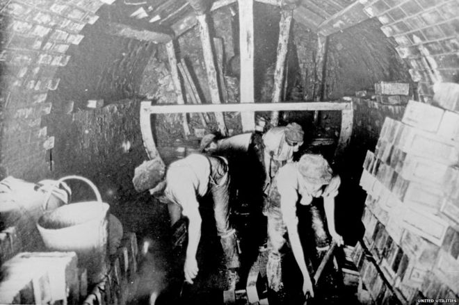 Канализационные инженеры, работающие на канализационных стоках в 1912 году