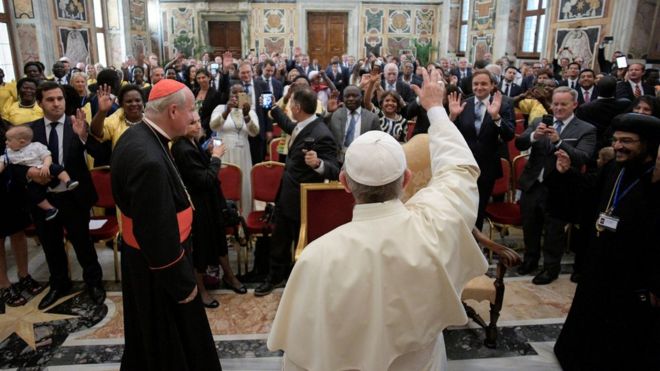 Бывший пресс-секретарь Белого дома и директор по связям с общественностью Шон Спайсер фотографирует папу Франциска во время специальной аудитории в Ватикане, 30 августа 2017 года