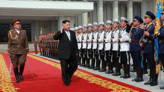 El presidente de Corea del Norte saluda a militares