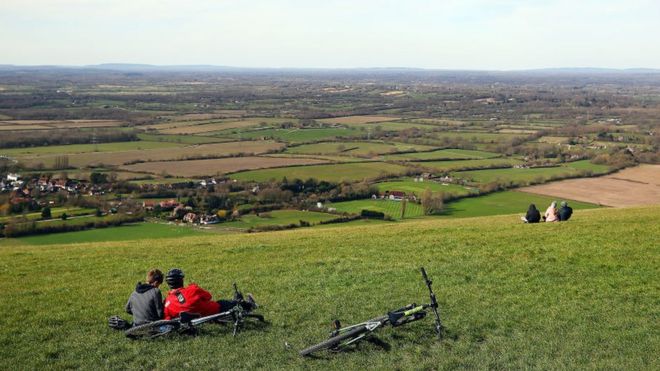 Представители общественности подышают свежим воздухом в Devil's Dyke, зоне красоты Национального фонда, 21 марта