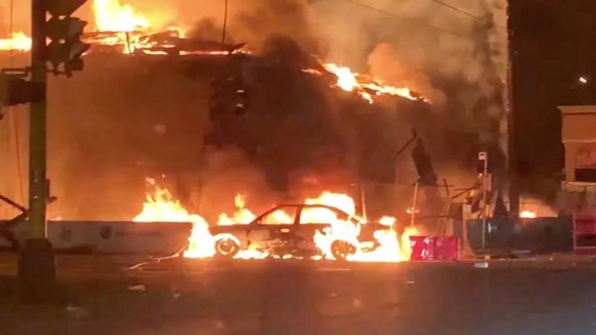AutoZone en Minneapolis en llamas durante las protestas