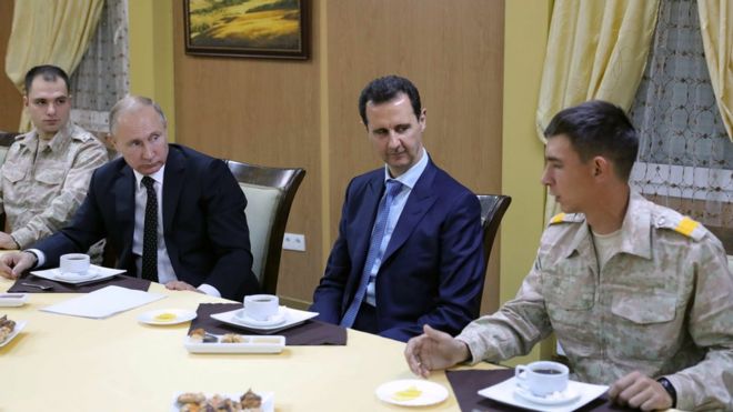 Президент Путин (2-й слева) и президент Сирии Асад (С) на авиабазе Хмеймим в Сирии, 11 декабря 17