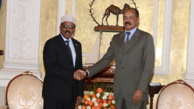 Farmaajo iyo Afwerki oo is gacan qaadaya