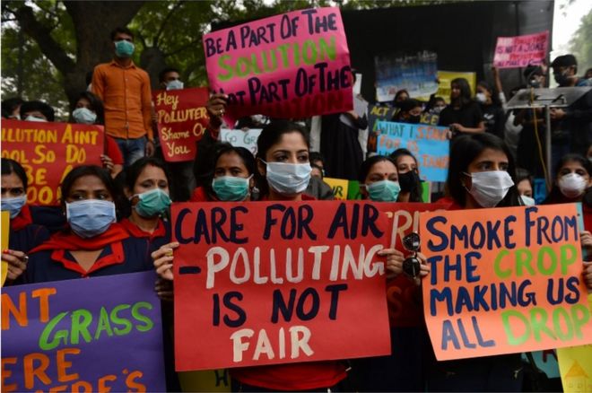 Индийские протестующие в защитных масках принимают участие в митинге, призывающем к немедленным действиям по ограничению загрязнения воздуха в Нью-Дели 6 ноября 2016 года.