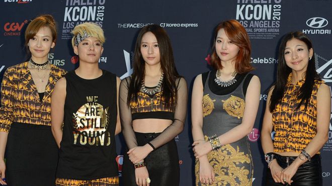 (Слева направо) Виктория Сонг, Эмбер Лю, Кристал Юнг, Солли и Луна из женской группы F (x) прибывают на KCON 2013