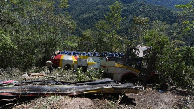 Вид на автобус, упавший в овраг в Боливии