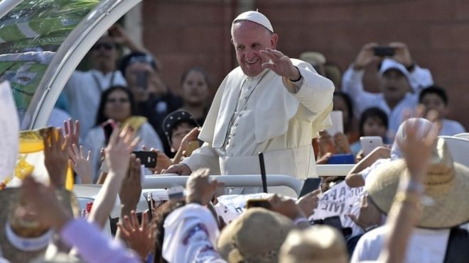 Папа Фрэнсис машет верующим по прибытии на стадион Виктора Мануэля Рейна в Тустла-Гутьеррес, штат Чьяпас (15 февраля 2016 года)