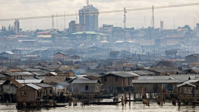 Вид лагуны в Лагосе с высотных зданий на заднем плане