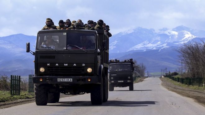 Армянские добровольцы едут к линии фронта, чтобы присоединиться к силам Нагорного Карабаха (4 апреля 2016 года)