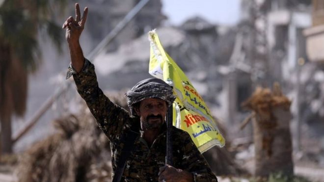 A fighter from the Syrian Democratic Forces flashes a victory sign in Raqqa. Photo: 16 October 2017