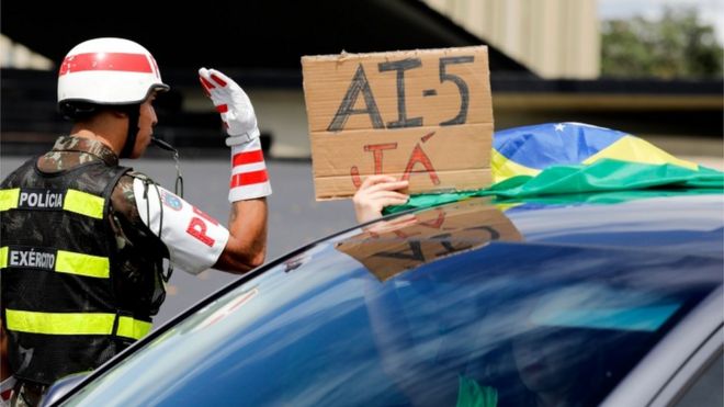 Manifestante pedindo volta do AI-5 em protesto em Brasília no domingo (20)