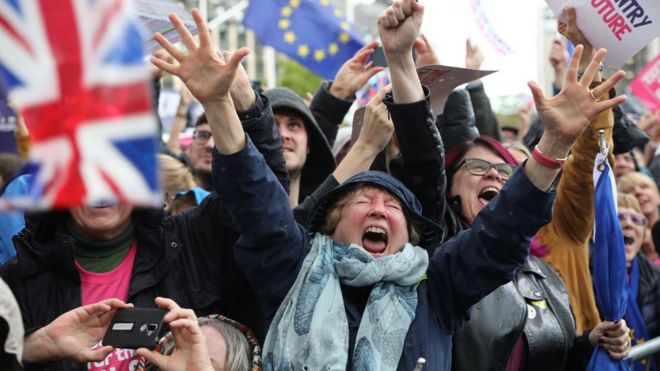 Протестующие встретили поражение Джонсона в парламенте ликованием