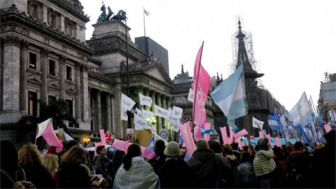 Люди, протестующие против абортов, собираются возле конгресса Аргентины в ожидании решения об аборте в Буэнос-Айресе, Аргентина, 13 июня 2018 года