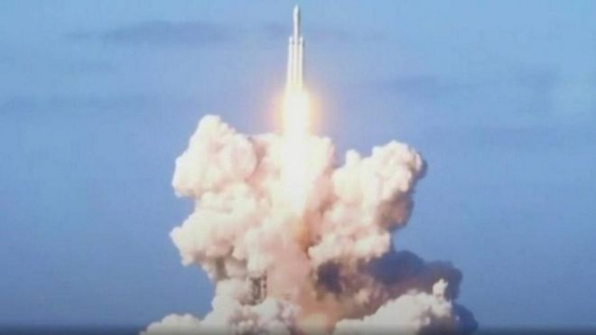 رجل الأعمال الأمريكي، إيلون ماسك يطلق صاروخه الجديد، الذي يسمى "فالكون هيفي"، من مركز كينيدي للفضاء في ولاية فلوريدا.