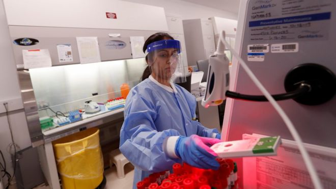 Mujer en un laboratorio