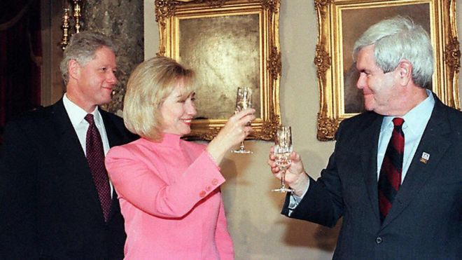Хиллари Клинтон и Ньют Гингрич устраивают тост в 1997 году, за год до импичмента президента