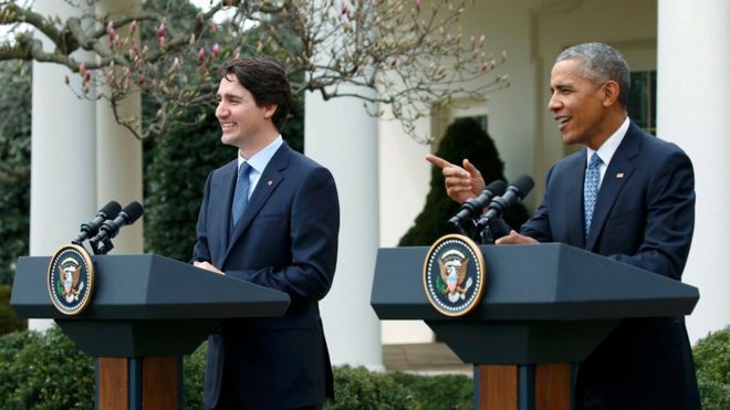 Президент США Барак Обама (справа) выступает на совместной пресс-конференции с премьер-министром Канады Джастином Трюдо в Розовом саду Белого дома в Вашингтоне 10 марта 2016 года.