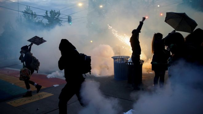 Полиция применяет слезоточивый газ и светошумовые гранаты против протестующих
