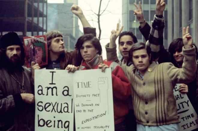 Сигал (справа) проводит кампанию с Фронтом освобождения геев в 1970 году, через год после восстания