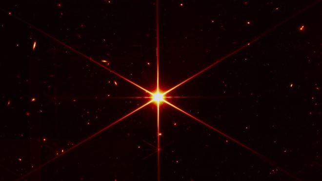 Imagen de la estrella 2MASS J17554042+6551277 tomada por el JWST en su proceso de calibrado en la que puede verse claramente ocho puntas