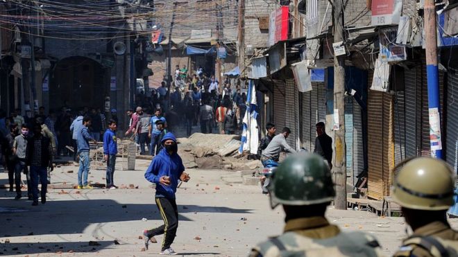 Столкновения демонстрантов в Кашмире с полицией во время протеста против предложения правительства создать эксклюзивные поселения для индусов-кашмирцев в Сринагаре 10 апреля 2015 года.