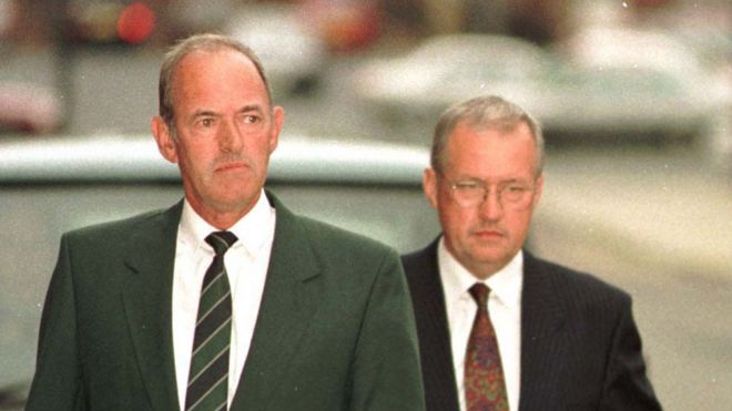 Бернард Мюррей и Дэвид Дакенфилд во время неудачного частного судебного преследования семей, 1998