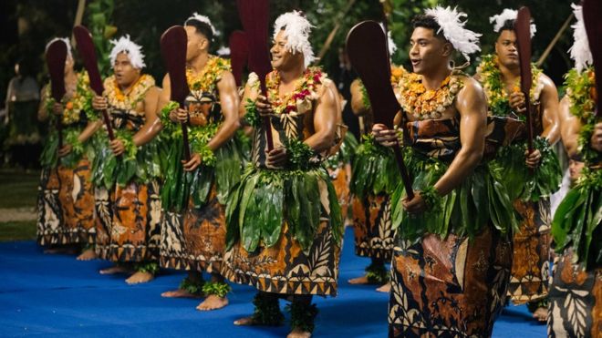 Тонганские артисты выступают перед королевской парой