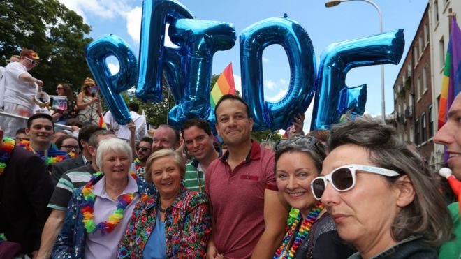 Taoiseach Лео Варадкар и Тенаист (Заместитель премьер-министра) Фрэнсис Фицджеральд приняли участие в параде Дублина Прайд