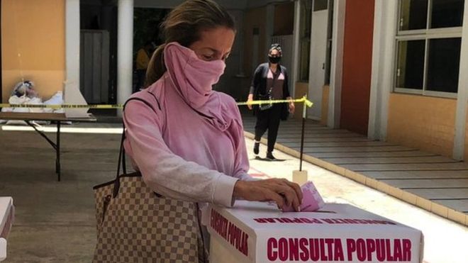 Mujer votando