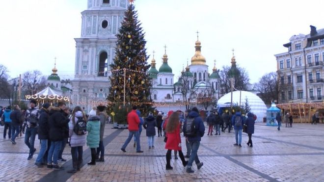 У Києві головна ялинка країни встановлена на Софійській площі, але фактично святковою локацією став увесь простір аж до сусідньої Михайлівської площі.