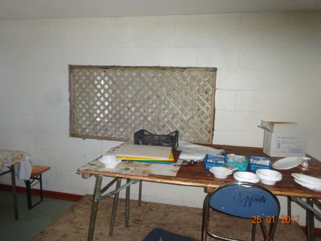 Грязный стол в грязной комнате, сфотографированный Ofsted в незарегистрированной школе