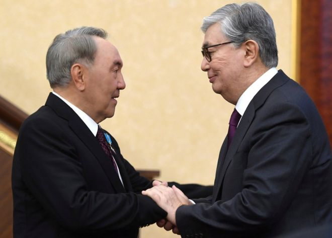 Исполняющий обязанности Президента Казахстана Касым-Жомарт Токаев (R) пожимает руку своему предшественнику Нурсултану Назарбаеву