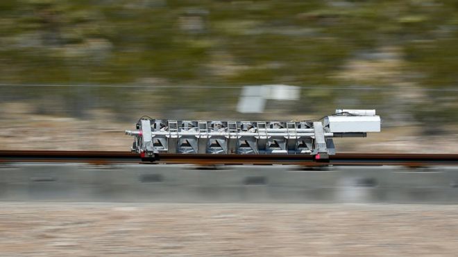 Сани ускоряют ход во время испытания двигательной установки Hyperloop One, среда,