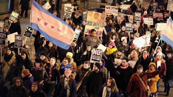 Демонстранты протестуют за права трансгендеров, проводя митинг, маршируя через «Петлю» и проводя свечи при свечах, чтобы вспомнить друзей-трансгендеров, погибших в результате убийства и самоубийства 3 марта 2017 года в Чикаго, штат Иллинойс.