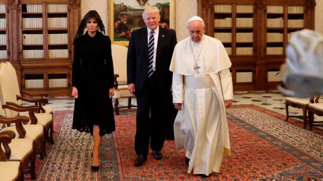 Melania Trump alifuata kanuni akikutana na Papa akiwa na Donald