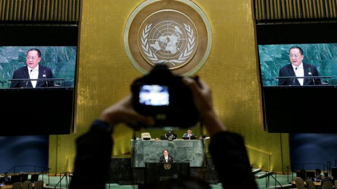 Министр иностранных дел Северной Кореи Ри Ён Хо прибывает для выступления на 72-й сессии Генеральной Ассамблеи ООН в штаб-квартире США в Нью-Йорке, США, 23 сентября 2017 года.