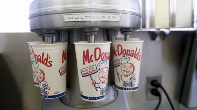 Uma réplica do liquidificador de milk-shake do primeiro restaurante McDonald's, agora no museu da empresa