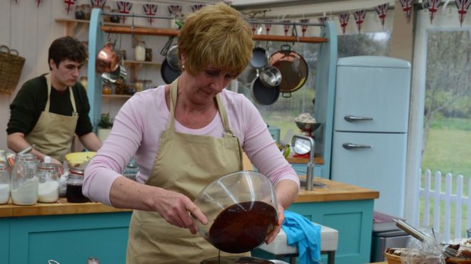 Джейн прикладывает глазурь к своему пирогу в Great British Bake Off