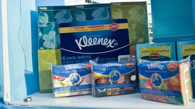 Бренд Kleenex посещает Чикаго, чтобы помочь потребителям подготовиться к сезону простуды и гриппа на контрольно-пропускном пункте Kleenex Brand Chicago на Union Station 25 сентября 2013 года в Чикаго, Иллинойс.