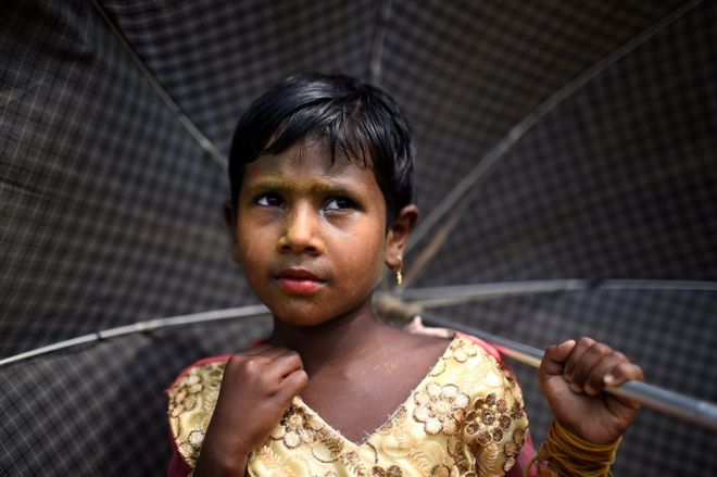 4-летняя беженка из рохингья Зину Ара позирует фотографу, когда она носит пасту Танака в лагере Балухали на базаре Кокса, Бангладеш