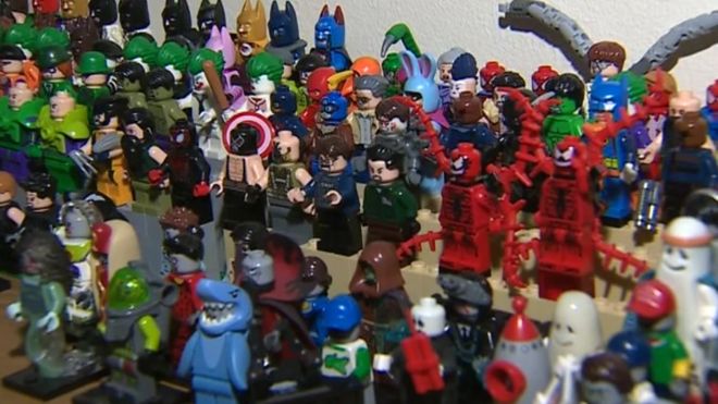 Только некоторые из 1500 моделей Лего Тони выставлены в ее доме