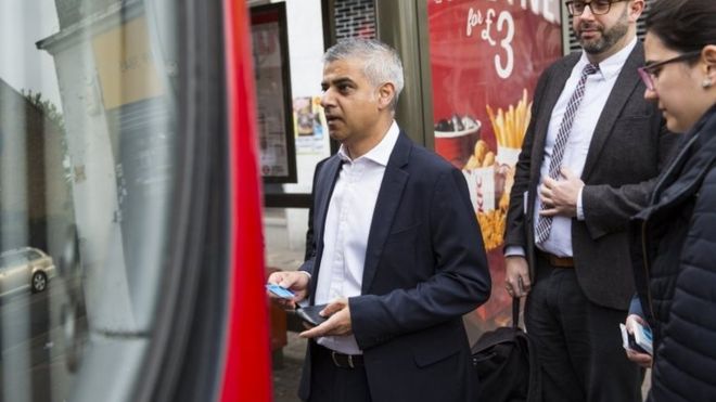 Садик Хан садится на автобус, чтобы работать в свой первый день в качестве мэра Лондона