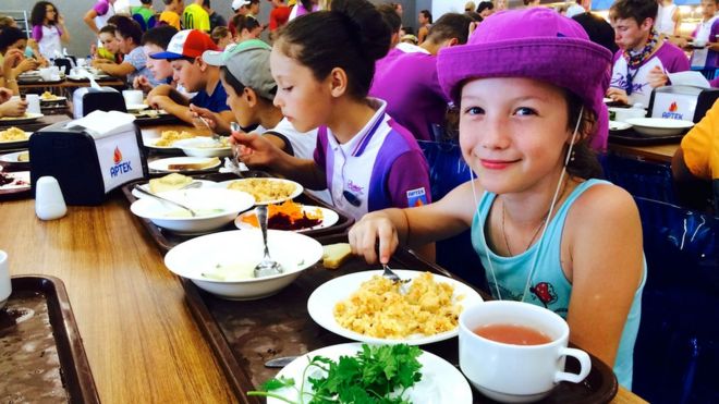 Дети едят в лагере Артек, на крымском полуострове