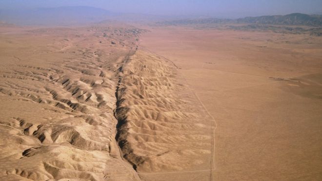 Аэрофотоснимок разлома Сан-Андреас - длинный разрыв в пустыне